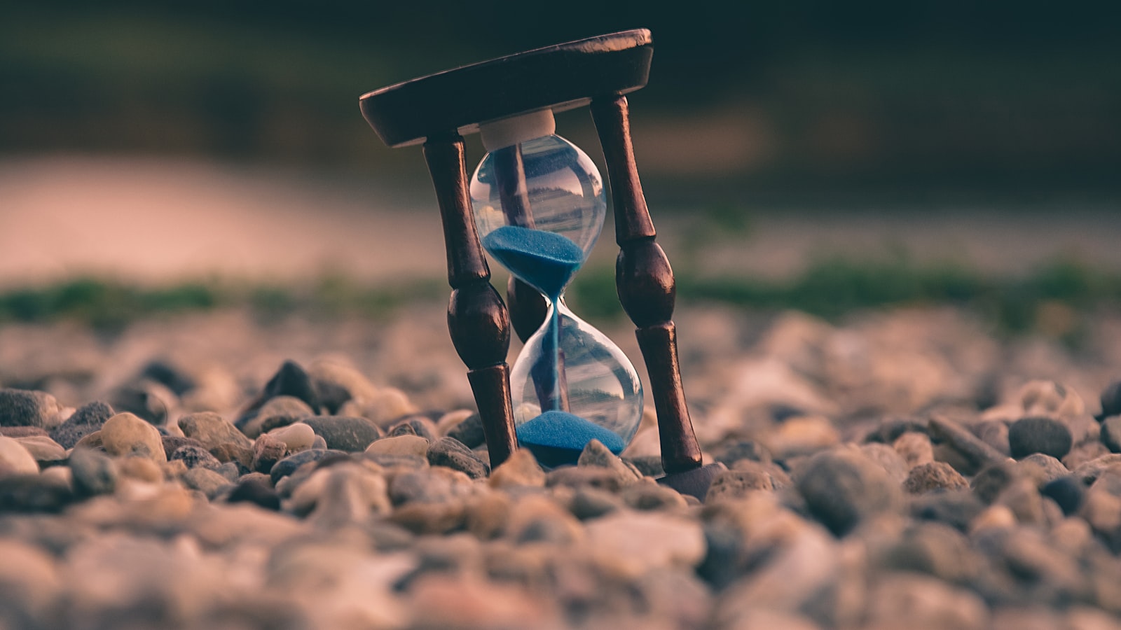 A vintage wall clock - short-term P2P loans of three months or less.