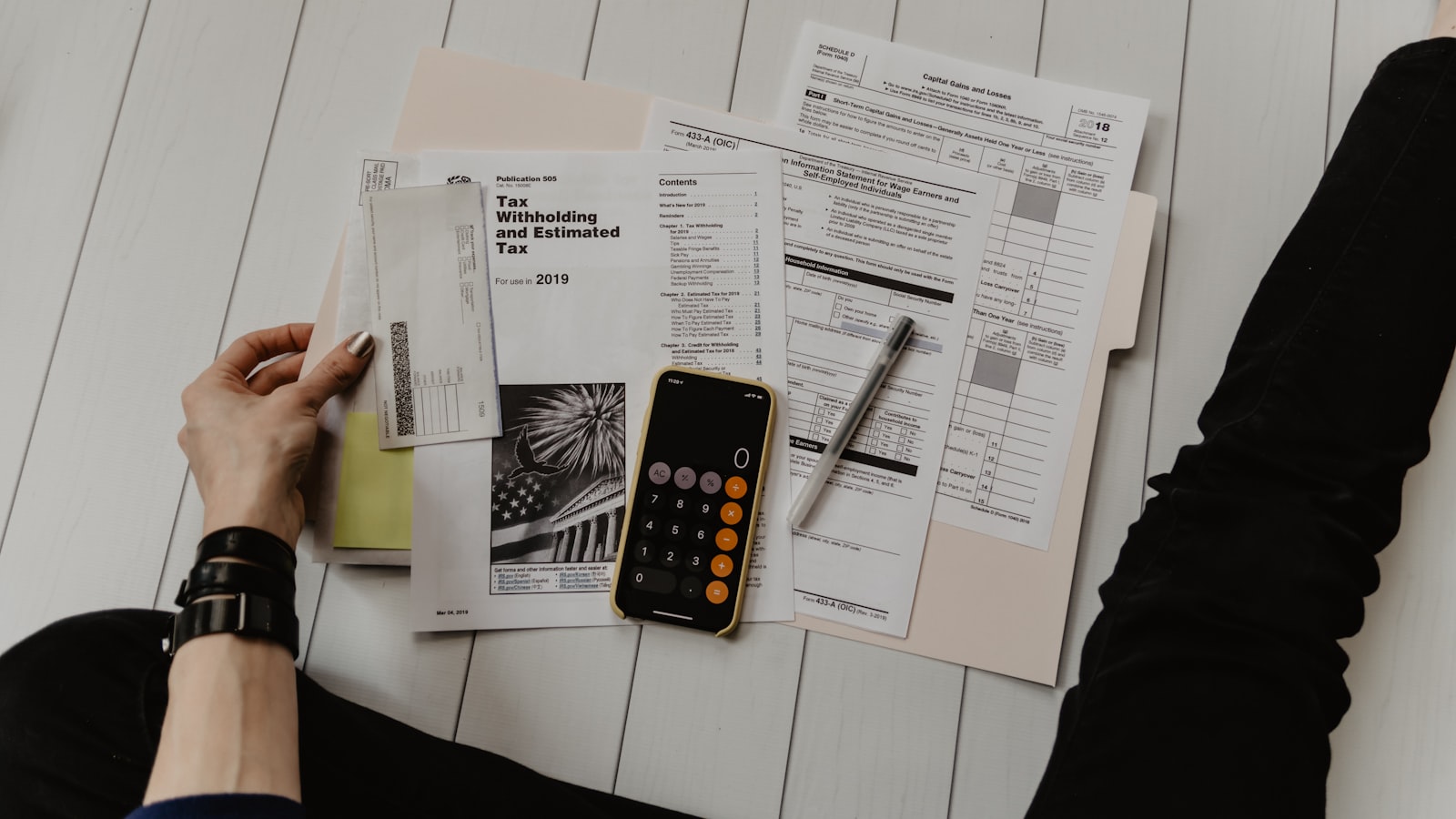 Coins and a notebook on a wooden desk - an introduction to peer-to-peer lending.